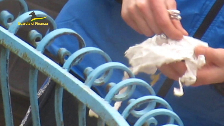 L’operazione sulla baby gang dedita alla droga a Gela, sui social gli indagati sfoggiavano tanti soldi e abiti costosi