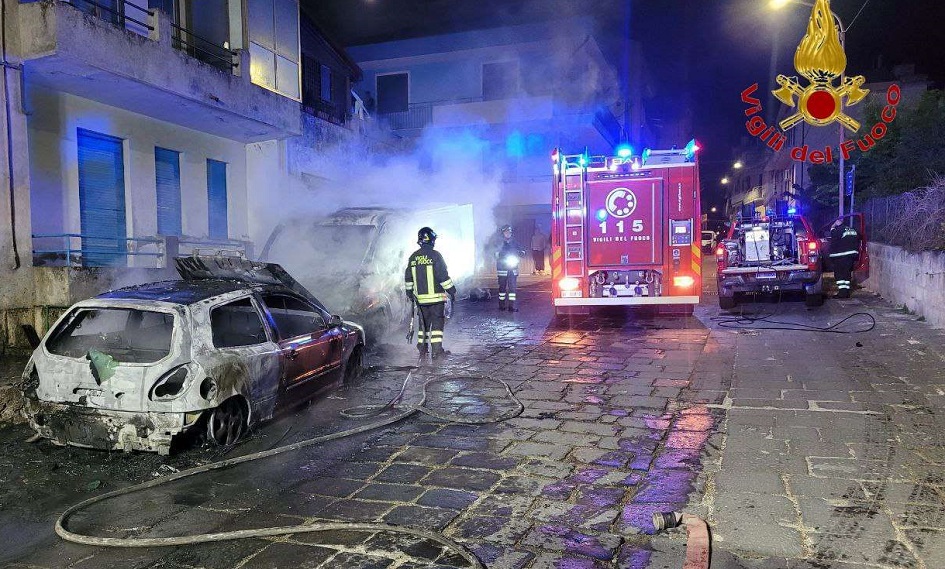 Un’auto a fuoco e un tentato furto in un negozio hanno fatto scattare indagini nel Ragusano, al vaglio alcuni indizi