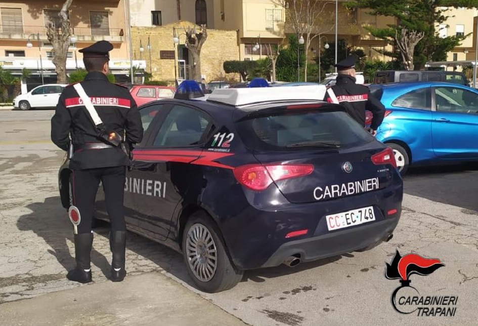Carabinieri all’inseguimento di un’auto appena rubata nel Trapanese, a tutta velocità sulla statale 115 fermata la fuga