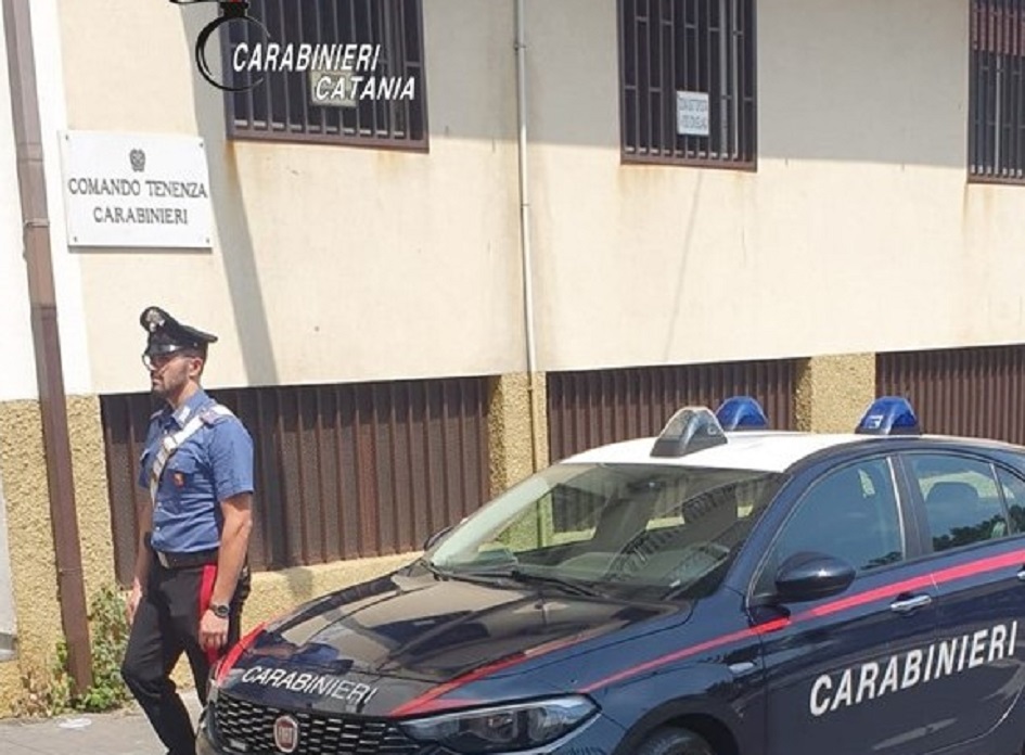 Un uomo violento arrestato nel Catanese, tenta di strangolare la moglie e minaccia di morte anche i suoi tre figli