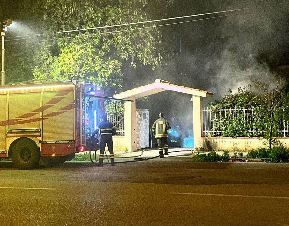 Paura ieri sera nella borgata di Palermo, all’interno di una villa è scoppiato un incendio e si presume che la matrice sia dolosa