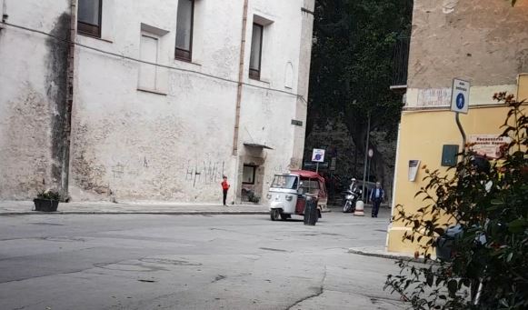 Motoape nell'area pedonale di via dei Benedettini