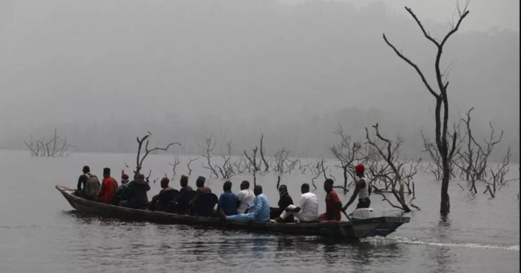 Barca su fiume in Nigeria.