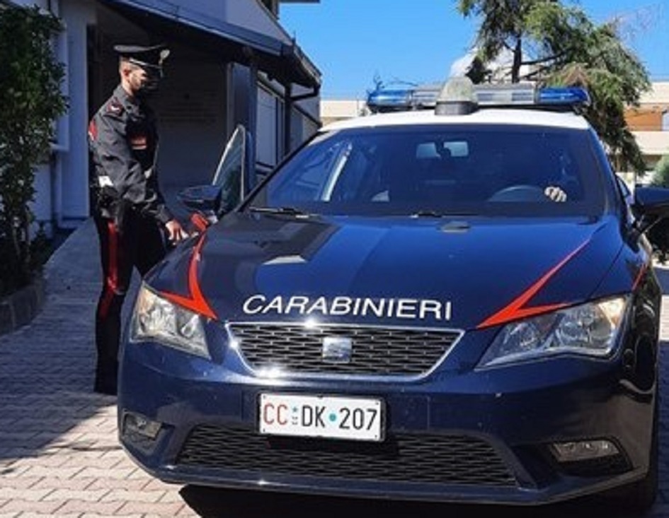 Voleva corrompere i carabinieri nel catanese che avevano beccato il figlio alla guida senza patente e viene arrestato