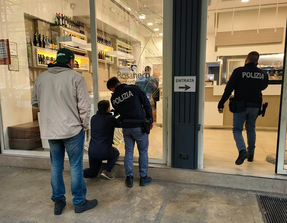 La banda spacca vetrine torna implacabile a battere altri due colpi a Palermo città, balordi in azione tra le vie La Farina e XX settembre