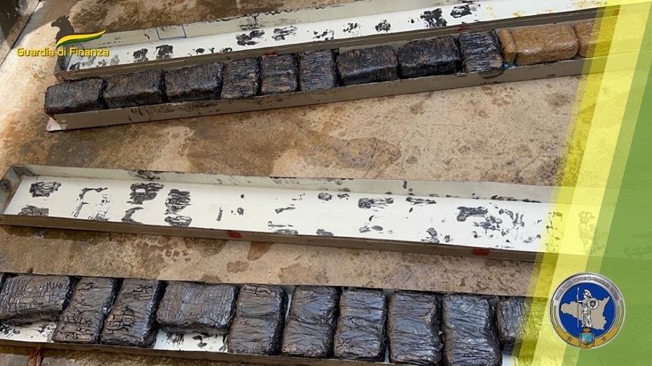 Fermato a Palermo un autocarro che trasportava 47 chili di droga fiutato dal cane Anouk, arrestato l’autotrasportatore