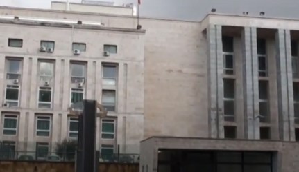 Donna assolta in tribunale, ha strappato una bambina dalle mani della mamma ma secondo il giudice lo fece solo per “necessità”