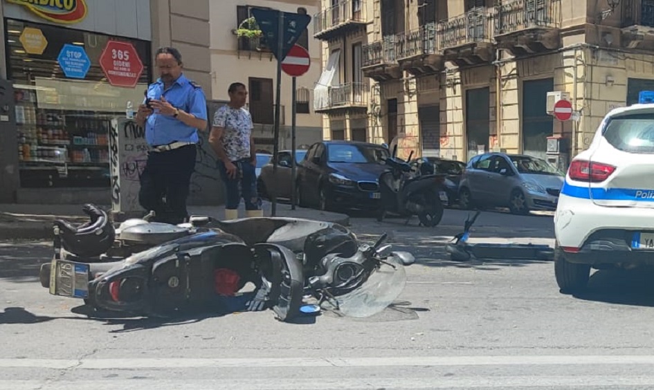 Incidente in centro a Palermo, una moto e un monopattino sono andati in collisione, entrambi i conducenti feriti