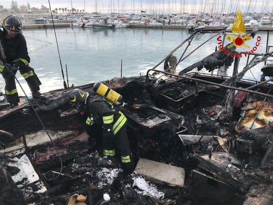 Allarme poco dopo l’alba al porto della marina di Ragusa, a fuoco un catamarano con all’interno anche una bombola di Gpl