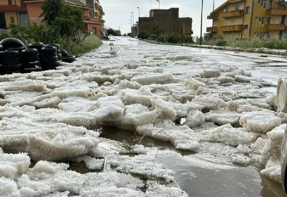 Incredibile nubifragio nell’Agrigentino, con l’estate alle porte, con la grandine che ha allagato le strade invase dal ghiaccio