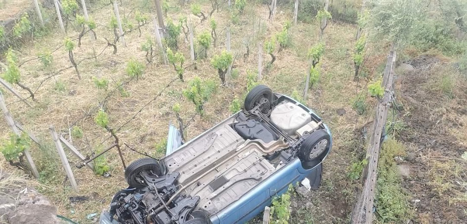 Paura la notte scorsa nel Catanese, un’auto condotta da un giovane finisce fuori strada e vola da una scarpata