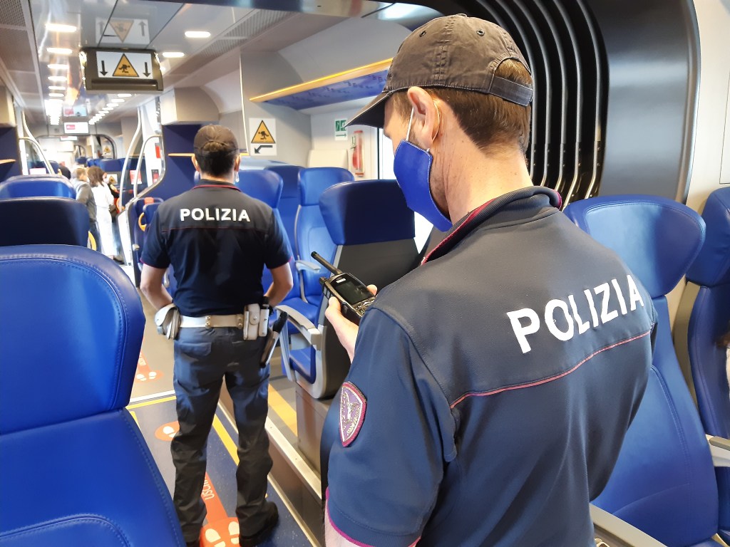 Uomo segnalato nel Nisseno perché molestava alla stazione ferroviaria alcuni passeggeri, si è anche scagliato contro i poliziotti