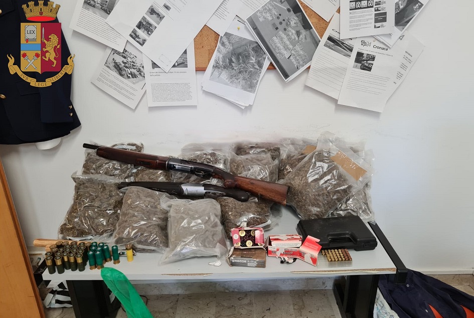 Irruzione della polizia in casa di un incensurato nel Trapanese, trovati fucili a canne mozze, munizioni e 9 chili di droga
