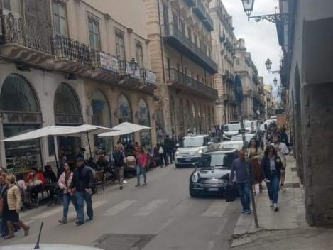 Auto parcheggiate isola pedonale corso Vittorio Emanuele