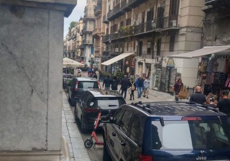 Auto parcheggiate isola pedonale corso Vittorio Emanuele