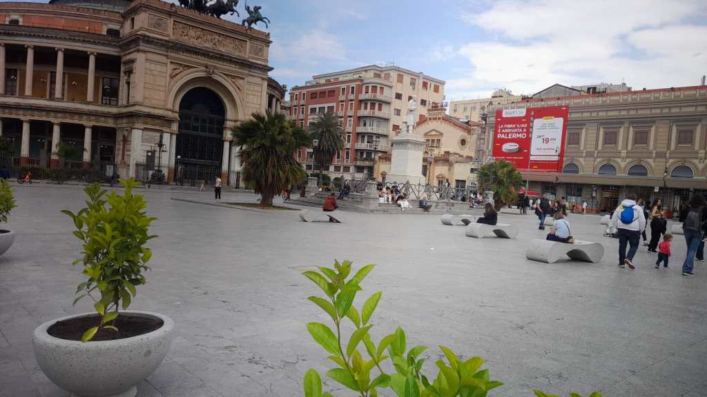 Nuovo arredo urbano a piazza Castelnuovo, Palermo