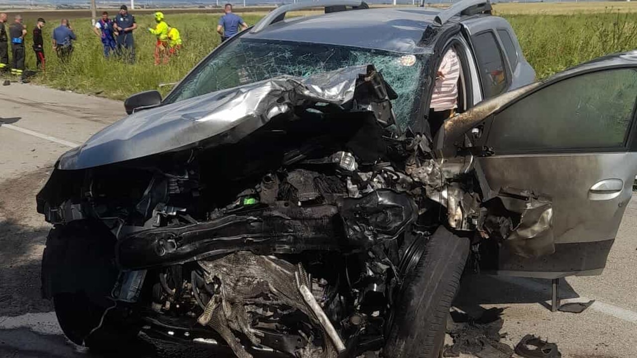 Scontro frontale tra un'auto e due moto, tre morti e un ferito