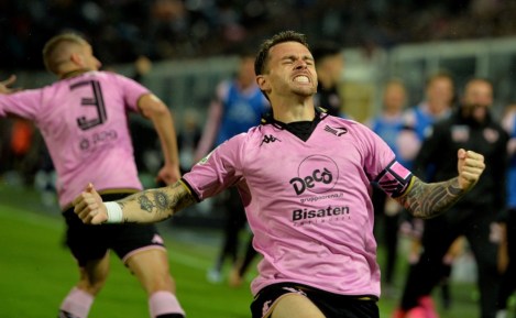 L'attaccante del Palermo Matteo Brunori esulta per aver portato i suoi in vantaggio sul Brescia, finirà 2-2. Foto Pasquale Ponente