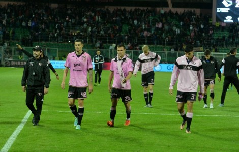 Palermo esce dal campo dopo il pareggio 2-2 col Brescia, rosanero fuori dai play off