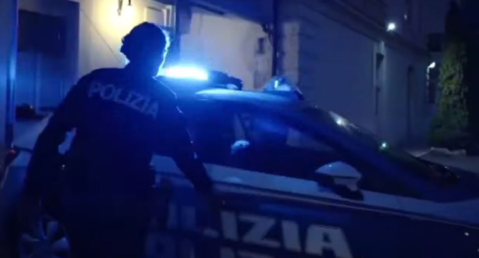 In due col volto coperto sparano tra la folla e feriscono due persone mettendo a segno l’agguato a Gela, la polizia arresti gli autori