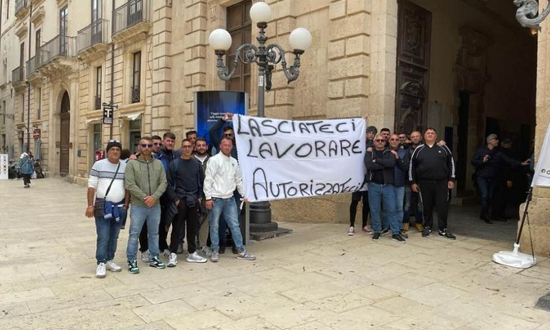 La protesta dei titolari degli apecalessini