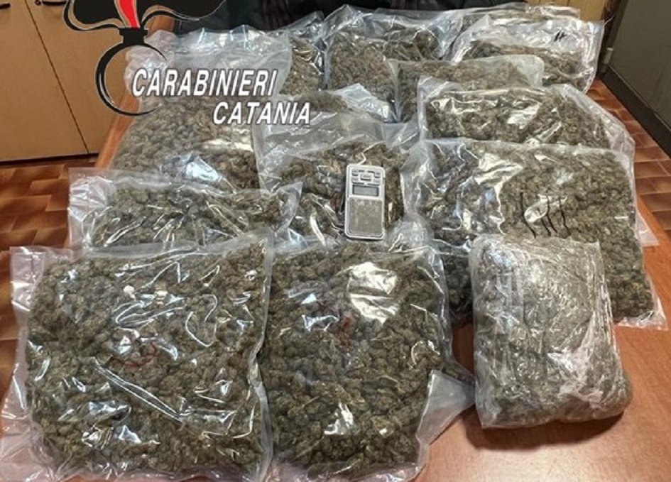 I carabinieri scoprono nel Catanese un’auto che circolava piena di marijuana, arrestato un 38enne in flagrante