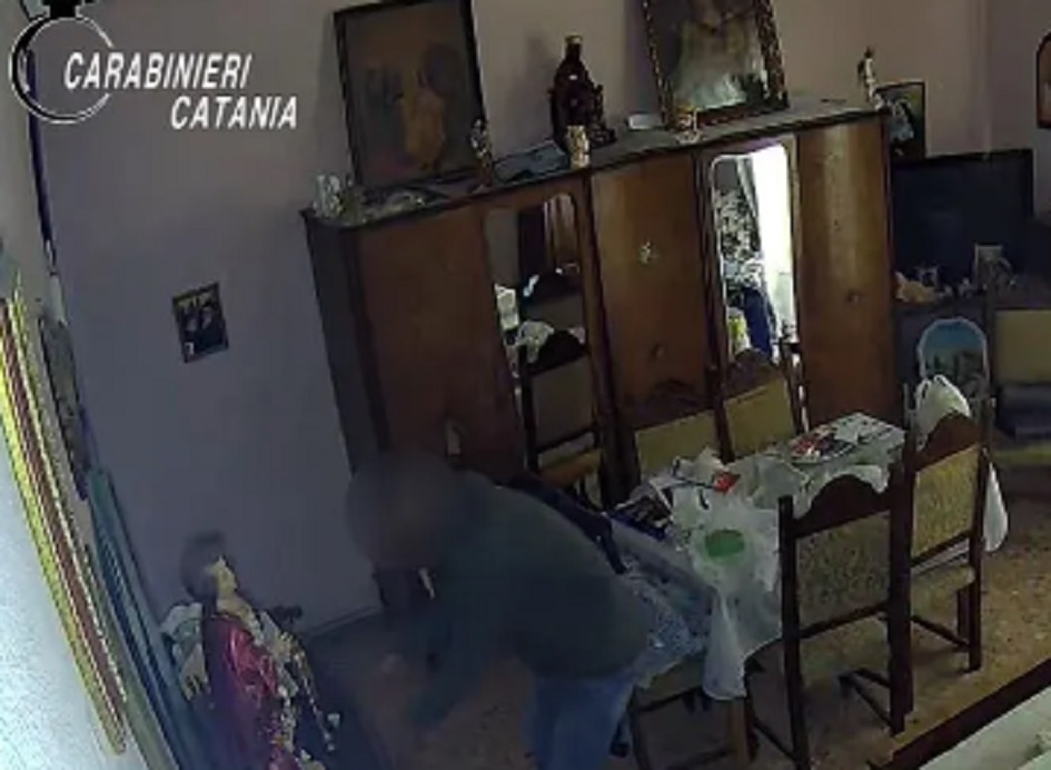 Arrestato un 47enne a Catania, ha svaligiato un appartamento ma a riprenderlo in azione c’era una telecamera interna