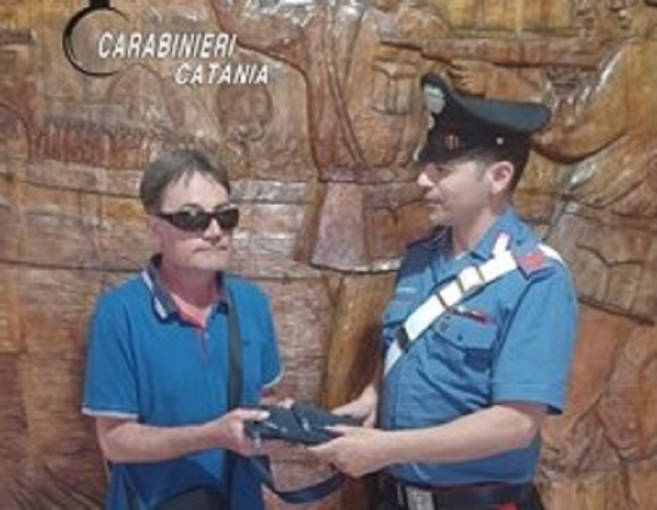 Nel catanese indagini lampo dei carabinieri per lo scippo ad un cieco mentre attraversava la strada, autore individuato