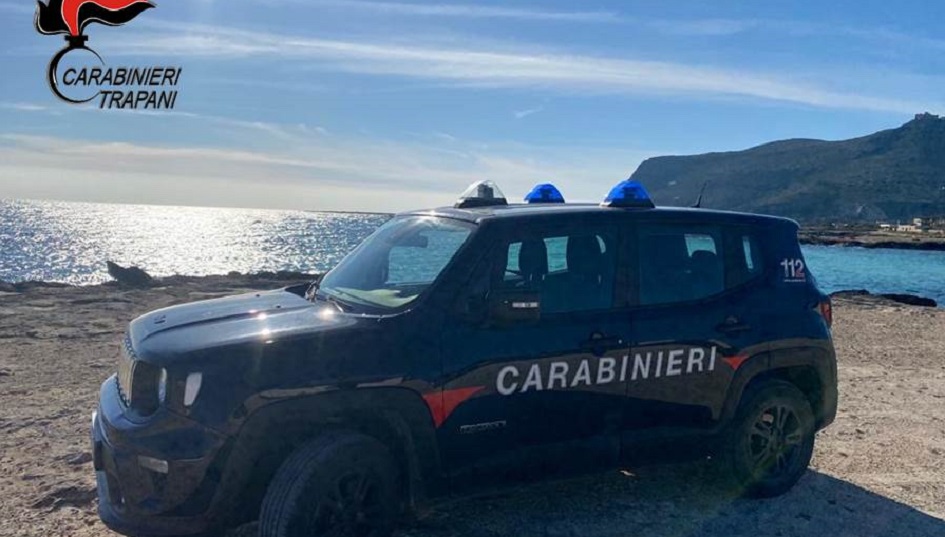 Arrestata nel Trapanese una donna, minaccia il figlio con una pistola a salve e poi si rifiuta di consegnarsi ai carabinieri