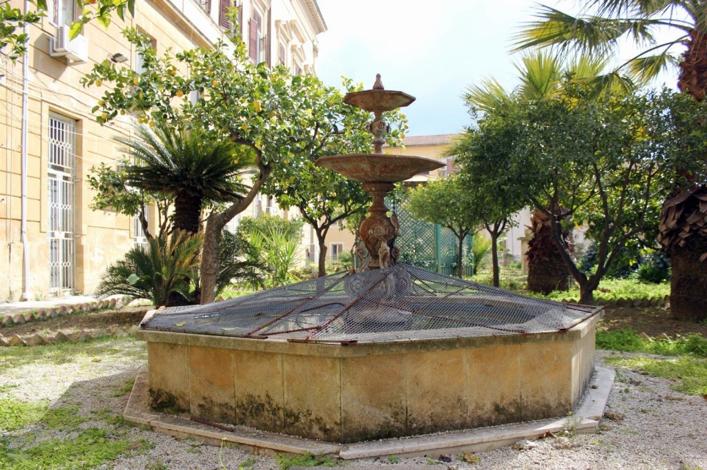 Fontana ghisa giardino prefettura Caltanissetta