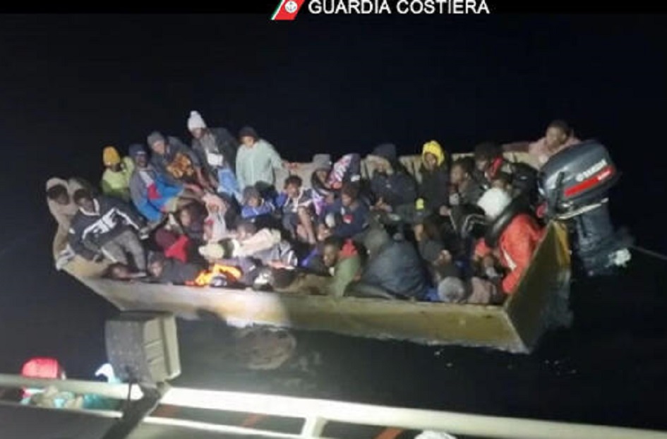 Da tre giorni sbarchi di migranti continui nell’Agrigentino, quasi un migliaio adesso si trovano all’interno dell’hotspot