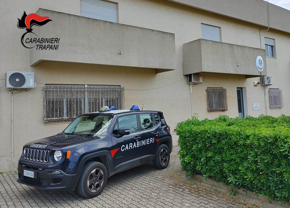 Perseguita il vicino di casa nel Trapanese, dissapori sfociati nella devastazione della casa e dell’auto, arrestato 45enne