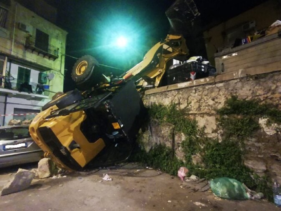 Operaio Rap ferito a Palermo durante le operazioni di rimozione dei rifiuti, la pala meccanica che stava utilizzando si è ribaltata