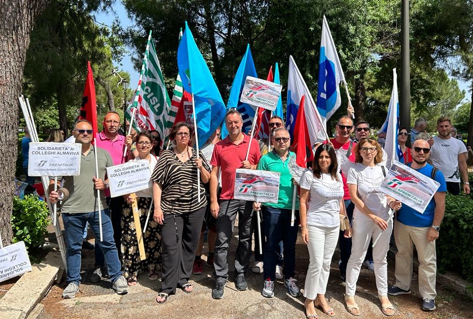La protesta dei lavoratori Almaviva a Palermo davanti la presidenza della Regione per la commessa Trenitalia