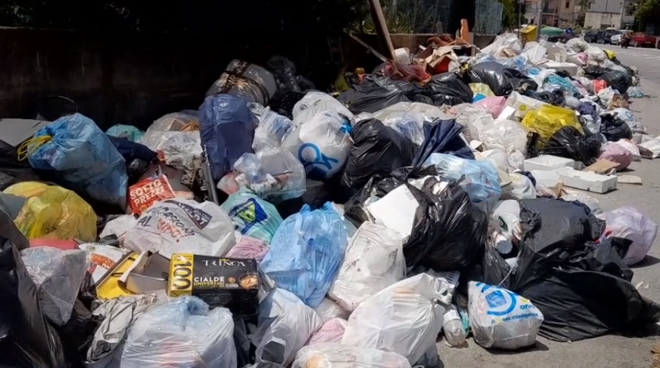 Anche questa notte piromani in azione, appiccati incendi a cataste di rifiuti in strada e all’interno dei cassonetti traboccanti