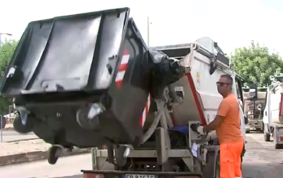 Inarrestabile scia di incendi ai rifiuti tra Palermo e provincia, roghi appiccati nei quartieri di San Lorenzo e Boccadifalco