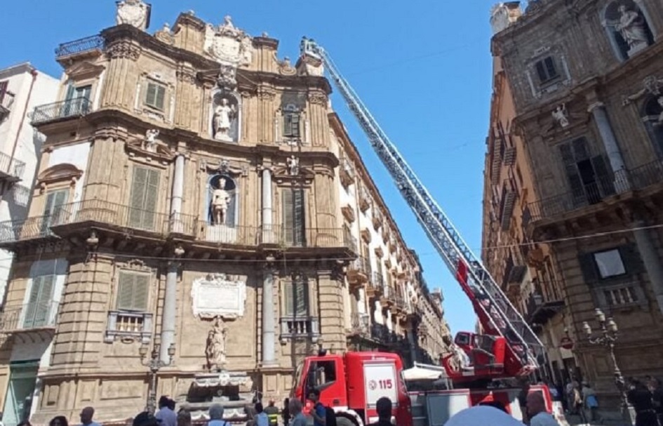 Vigili del fuoco al lavoro per mettere in sicurezza i Quattro canti a Palermo dalle cui decorazioni sono crollati calcinacci