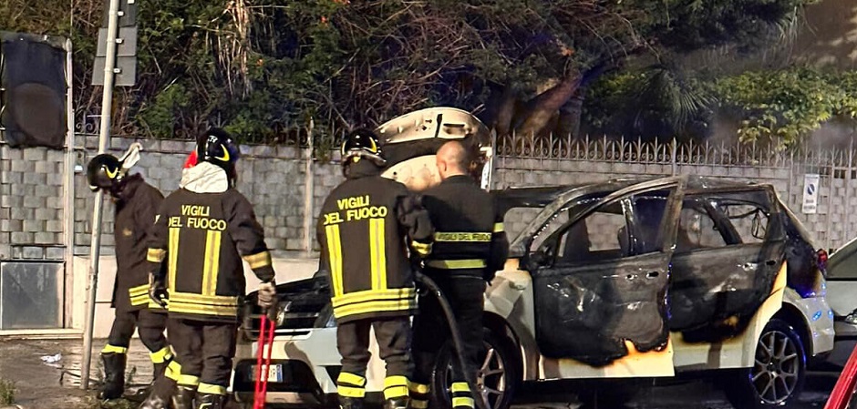 Un incendio a Palermo distrugge un taxi e danneggia anche una Jaguar posteggiata accanto, forse si tratta di dolo