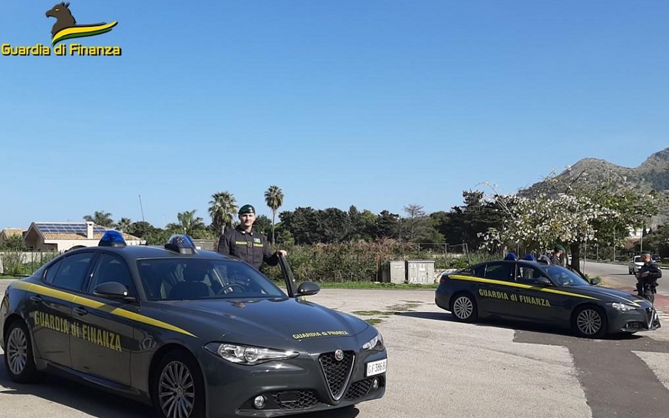 Un uomo voleva lanciarsi nel vuoto da ponte Corleone, finanziere fuori servizio sventa il tentato suicidio