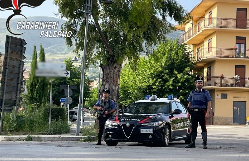 I carabinieri arrestano due giovani, viaggiavano sull’autobus con della droga, una terza persona denunciata per favoreggiamento