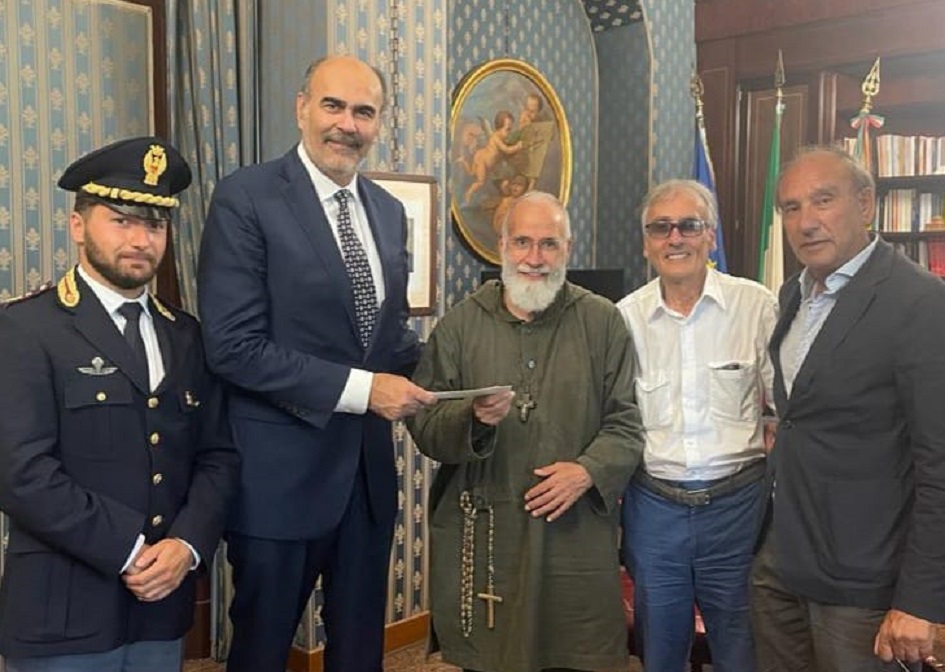 Il questore di Palermo, Leopoldo Laricchia, consegna alla Missione Speranza e Carità il ricavato del concerto organizzato a marzo