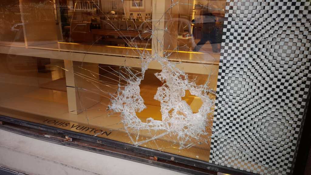 Furto con spaccata da Louis Vuitton