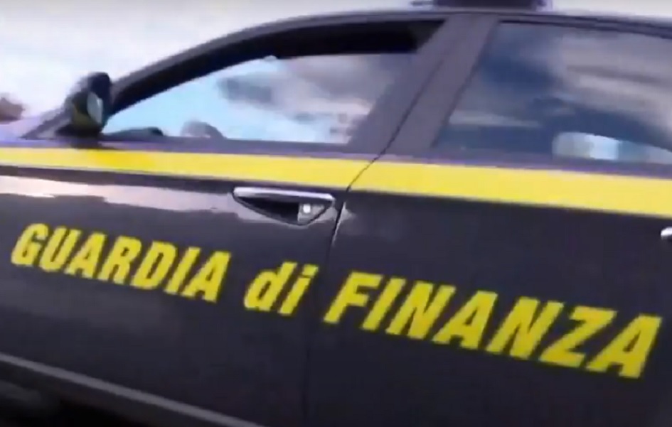 Maxi operazione nel Catanese della finanza, scoperti negli scaffali di uno store cinese 35 mila prodotti contraffatti