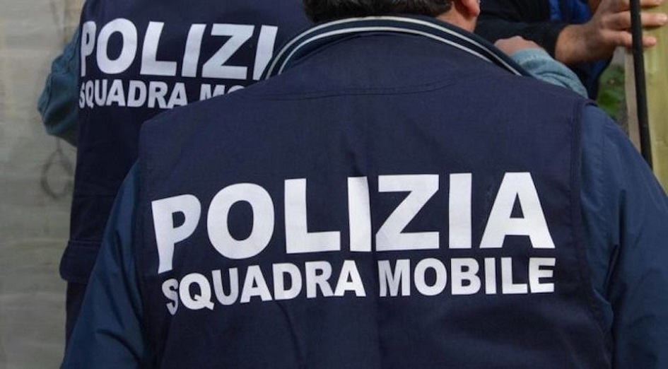 Uno scafista arrestato dalla polizia nel Trapanese, la sua barca in avaria mentre cercava di condurre 26 migranti irregolare