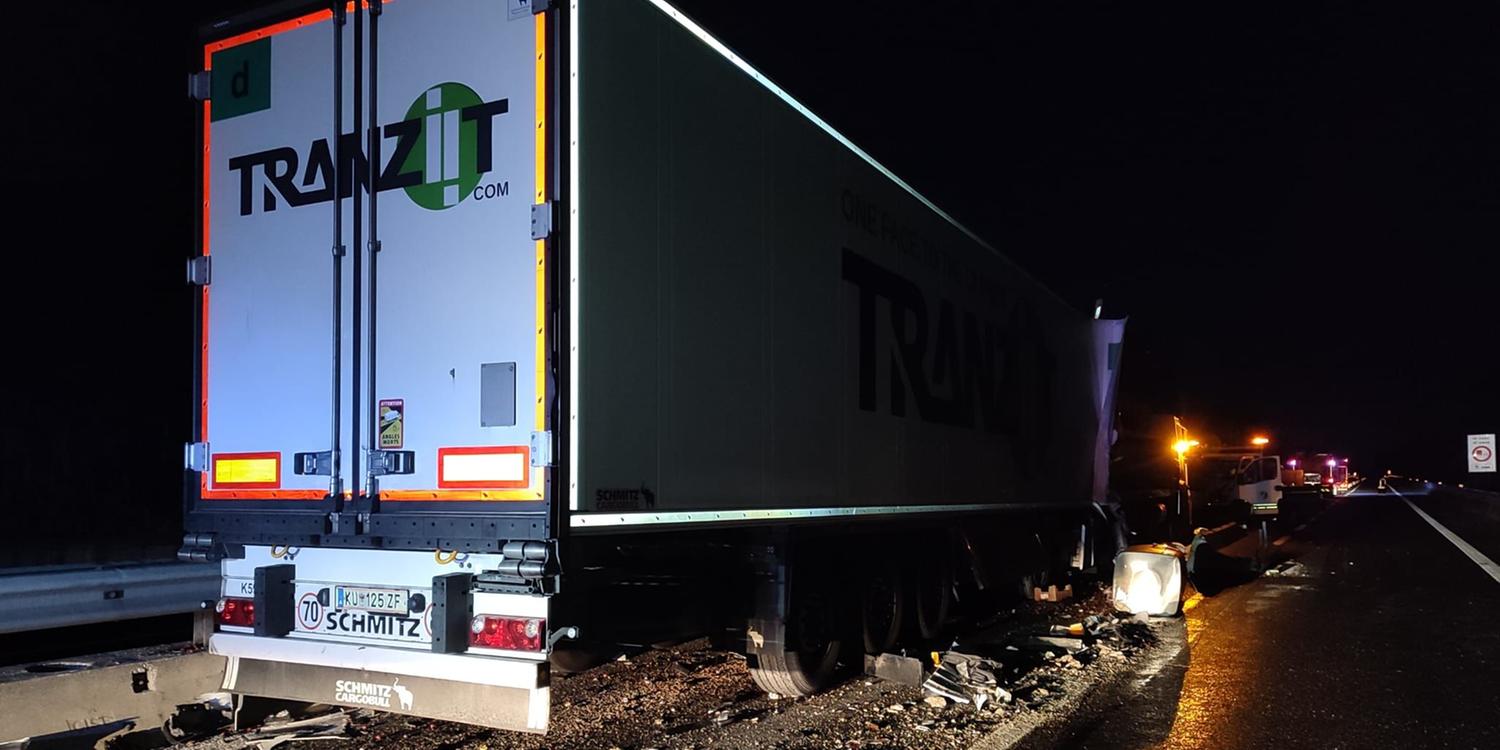 Camion contro cantiere in autostrada, un morto e otto feriti
