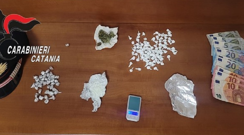 Arrestato un pusher nel Catanese, aveva attirato su di sé una serie di sospetti ed i carabinieri lo hanno arrestato in flagranza