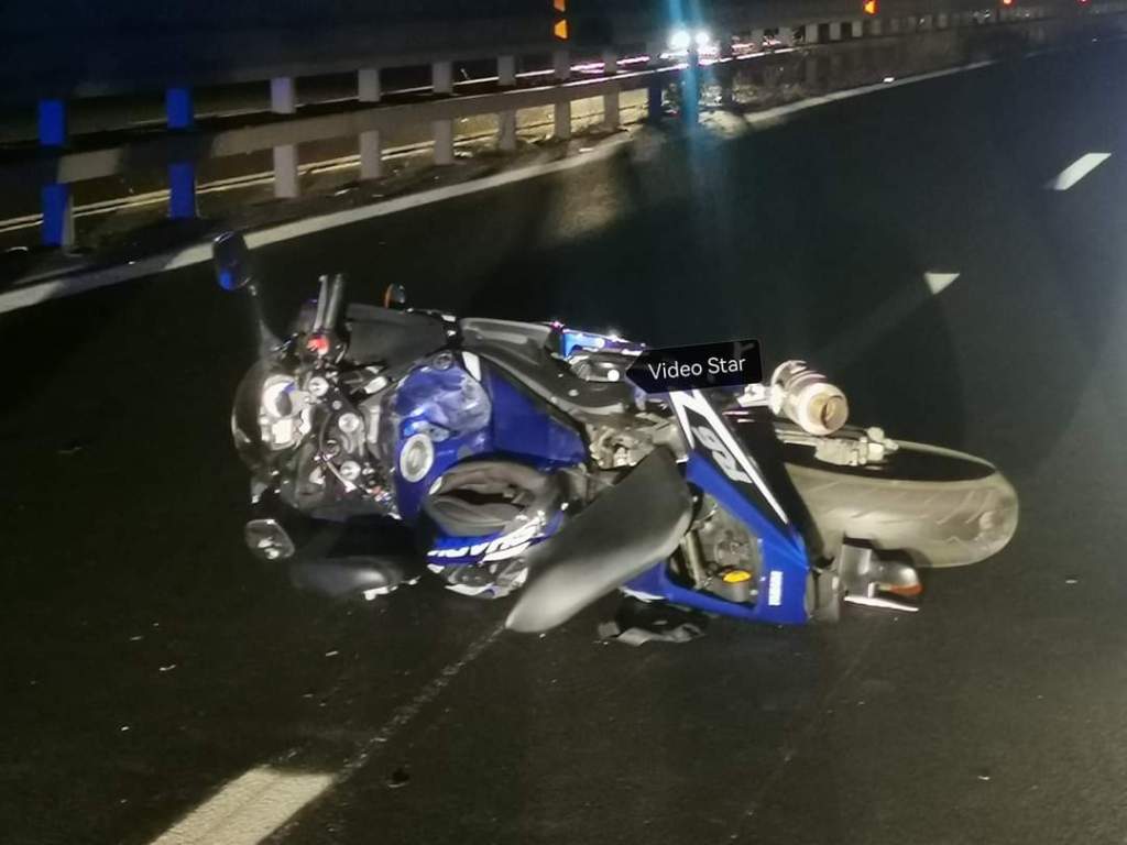 Incidente mortale nel catanese, perde la vita un motociclista dopo aver impattato con un’auto e un mezzo pesante