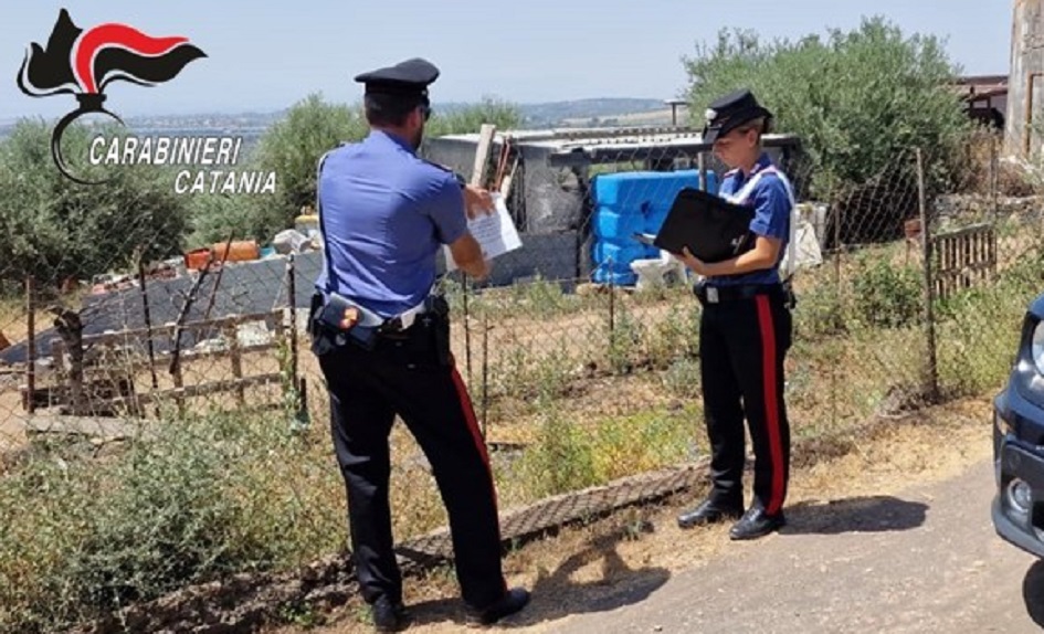I carabinieri con l’elicottero scoprono nel catanese una discarica abusiva con rifiuti pericolosi, il gestore ammette e viene denunciato