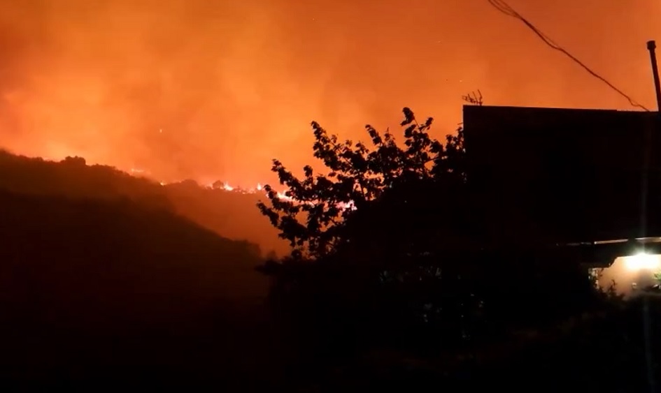 Negli incendi devastanti del Palermitano di questa notte sono rimasti feriti due vigili del fuoco, entrambi trasportati in ospedale