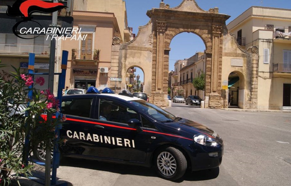 Ladra beccata in flagrante nel Trapanese con pietre preziose, denunciata dai carabinieri mentre rovistata in un appartamento